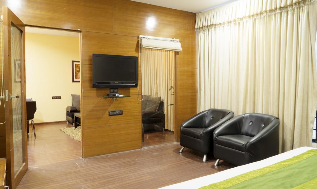 Capital O 15537 Dev Corporate Hotel Ахмедабад Екстериор снимка